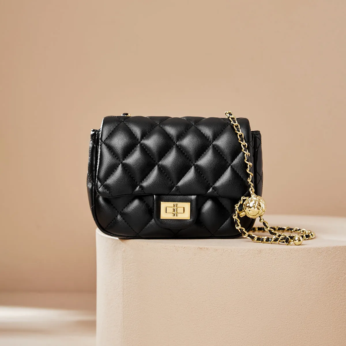 Chic Black Diamond Quilted Chain Leather Bag