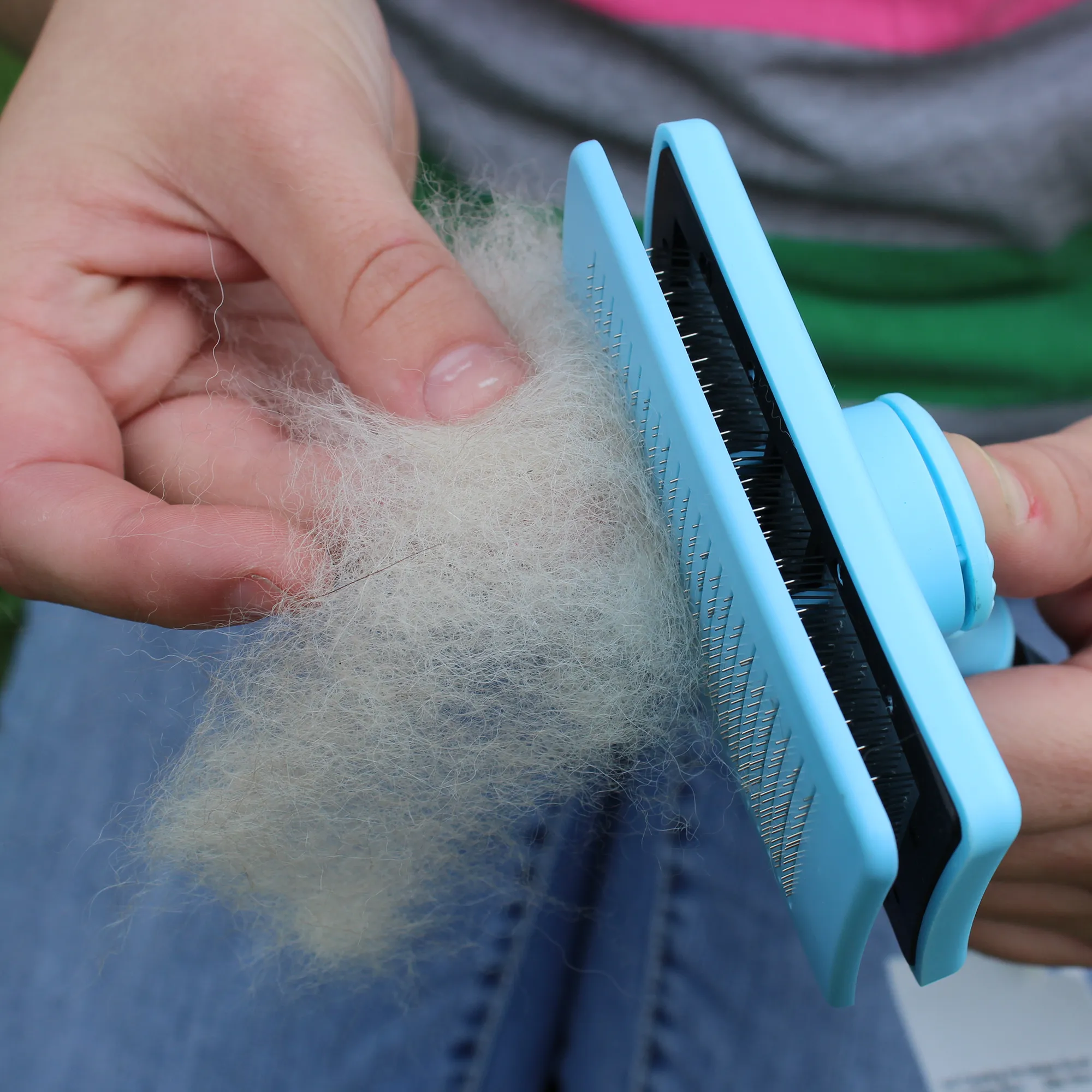 CuteNfuzzy Self Cleaning Pet Slicker Brush