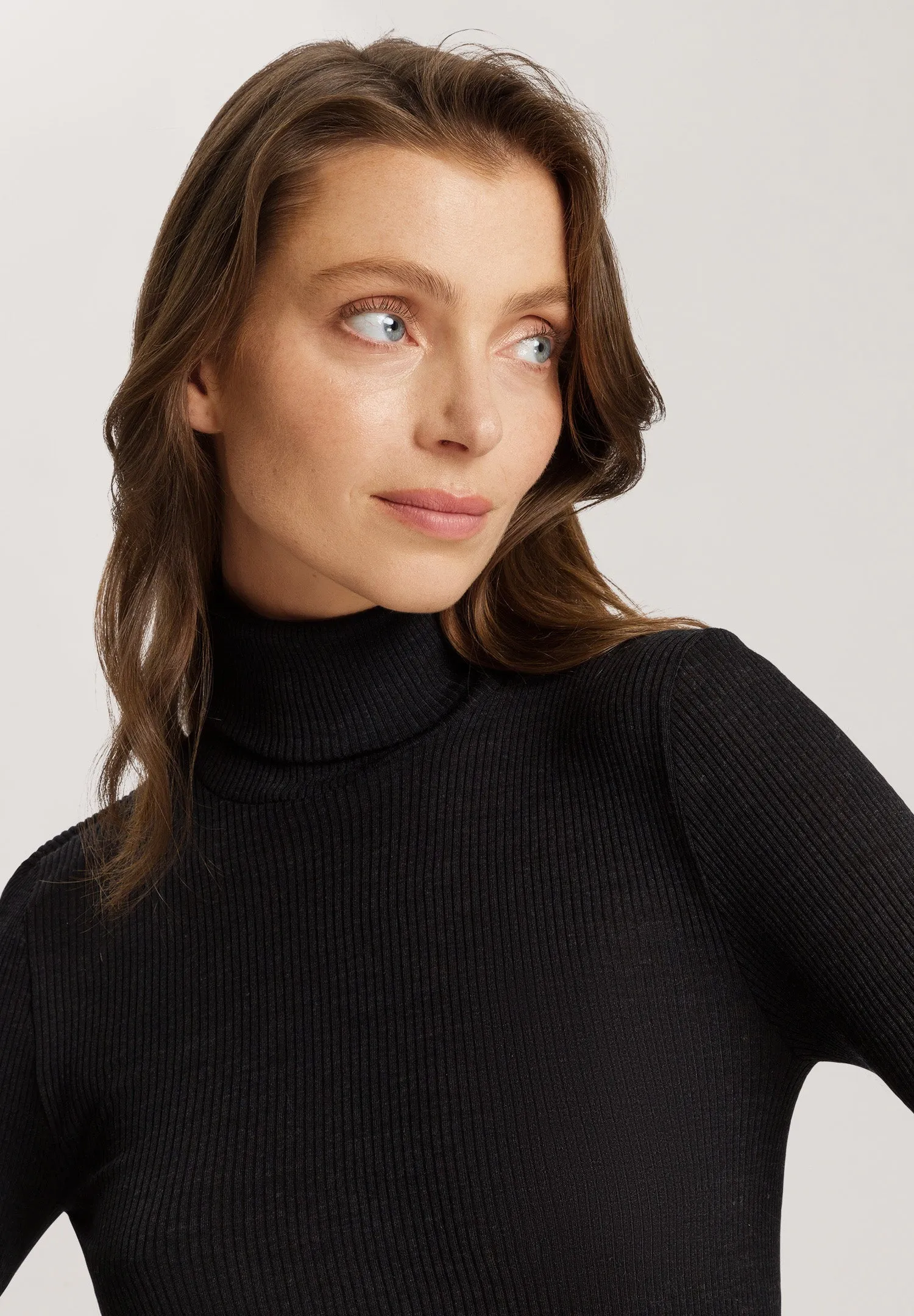 Maria Turtleneck Top | Phantom 70901-924