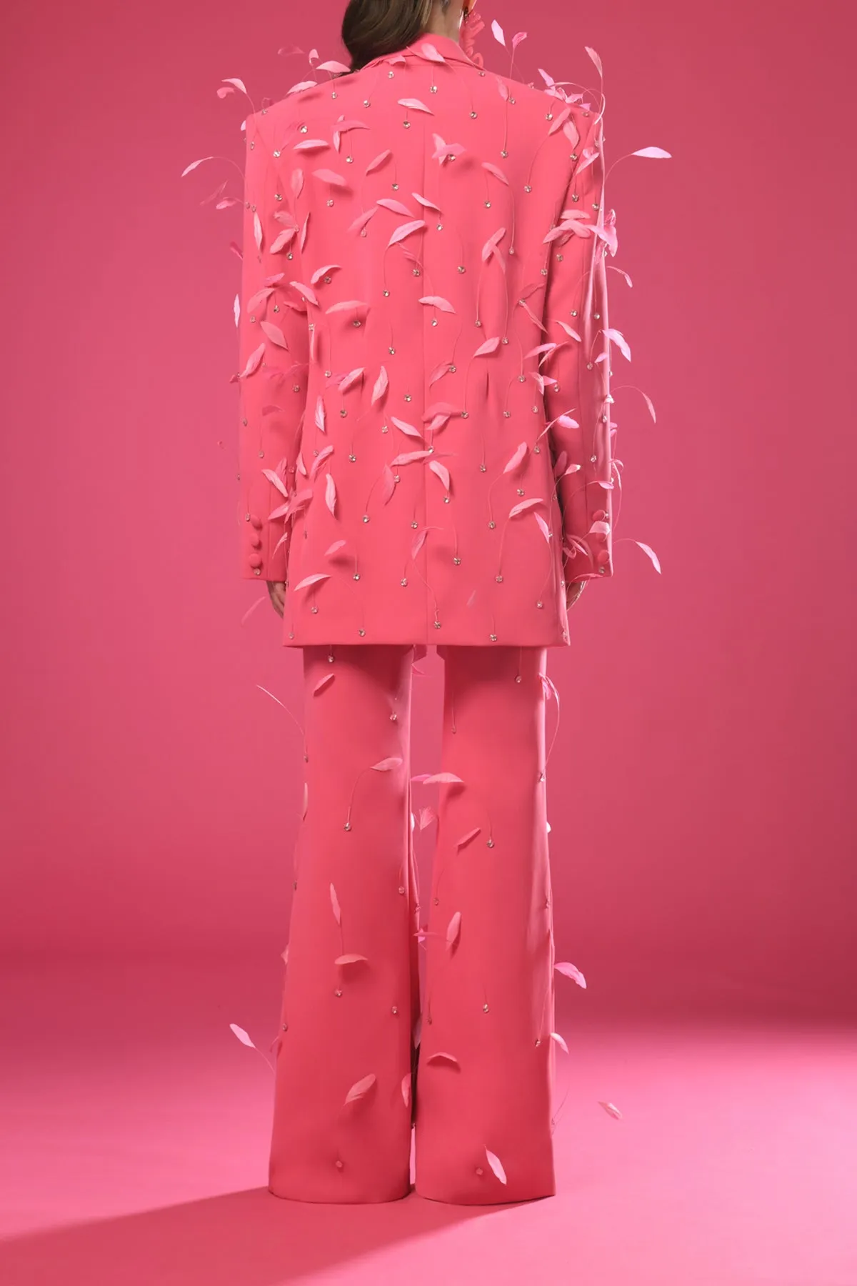 Pink crêpe oversized suit with feathers